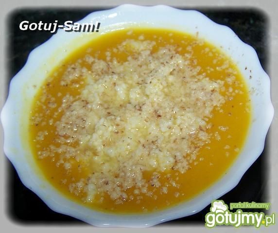 Zupa dyniowa z kaszą i orzechami