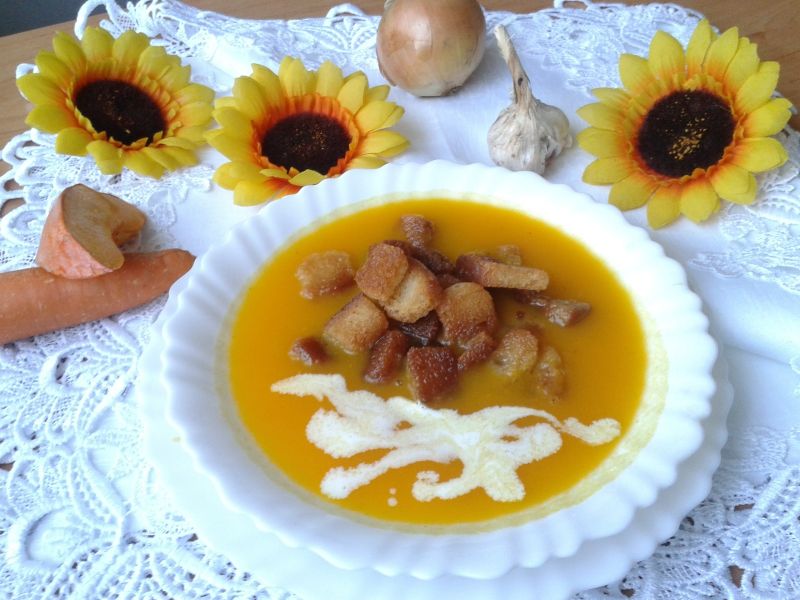 Zupa dyniowa z marchewką i ziemniakami 