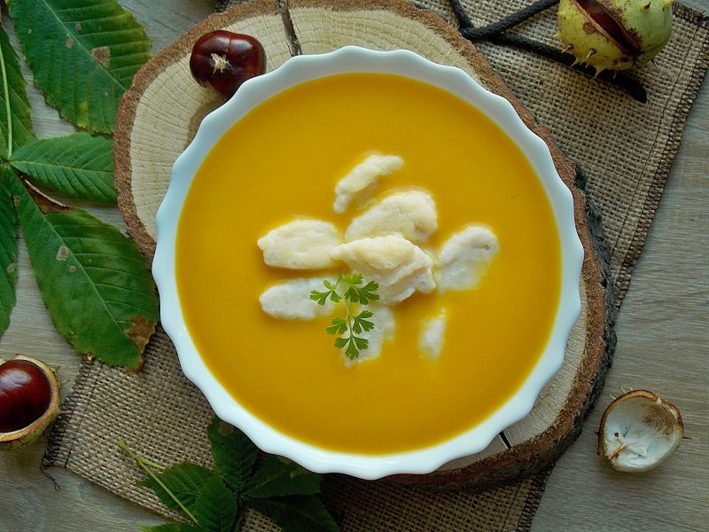 Zupa dyniowa z serowymi kluseczkami Zupa dyniowa z serowymi kluseczkami
