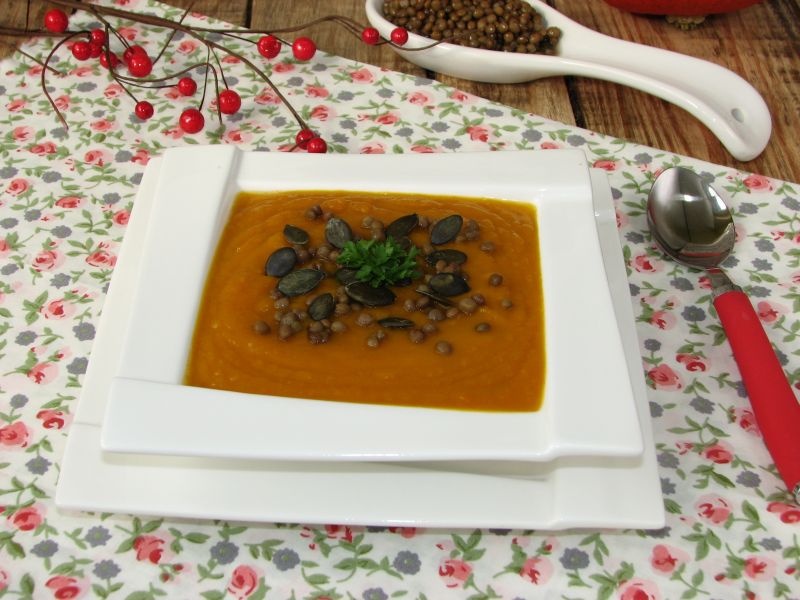 Zupa dyniowa z soczewicą