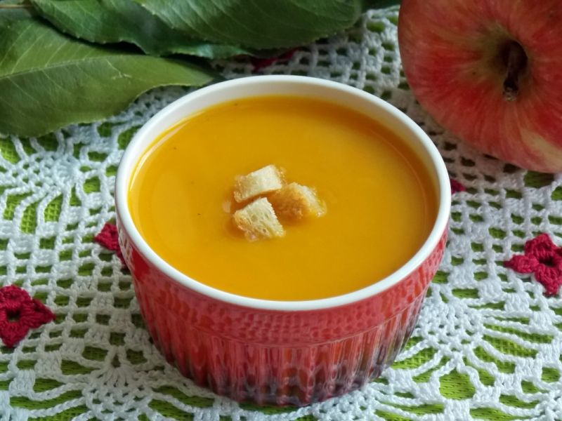 Zupa dyniowo-jabłkowa