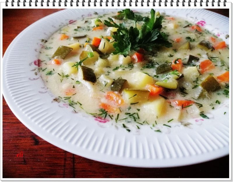 Zupa Eli z cukinii na rosole drobiowym  