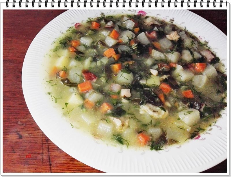 Zupa Eli z kalarepy z liśćmi kalafiora