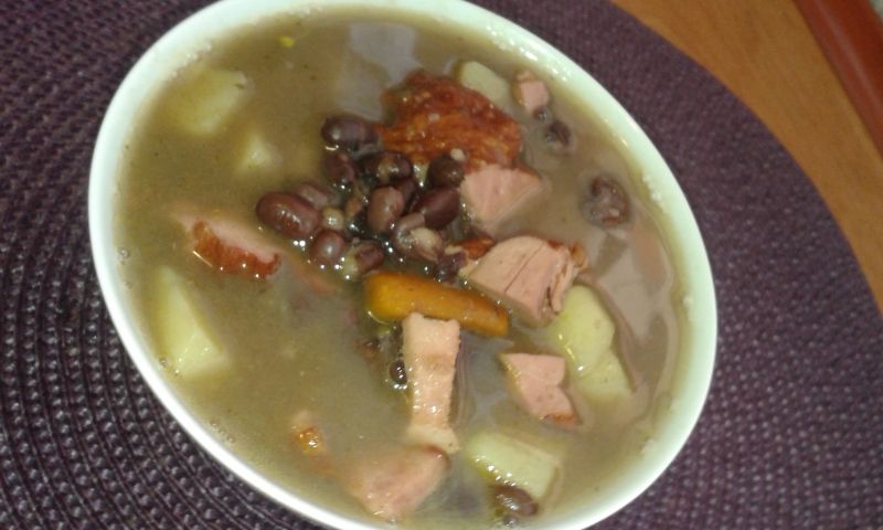 Zupa fasolowa na wędzonym boczku i kiełbasie