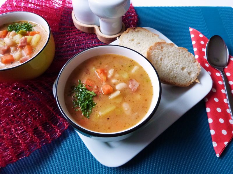 Zupa fasolowa na żeberkach
