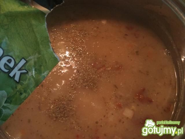 Zupa fasolowa z boczkiem i cebulką