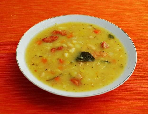 Zupa Fasolowa z Boczkiem i Kiełbasą Zupa Fasolowa z Boczkiem i Kiełbasą