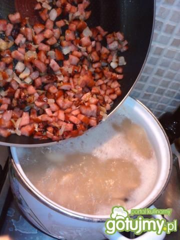Zupa fasolowa z cebulą i kiełbasą