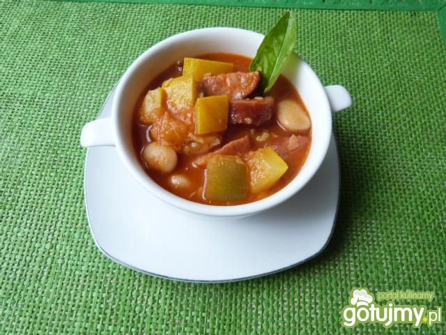 Zupa fasolowa z cukinią i papryką