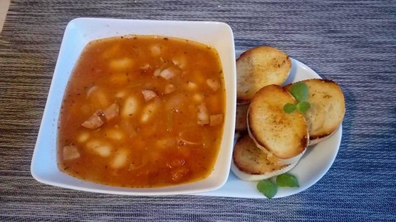 Zupa fasolowa z grzankami czosnkowymi Zupa fasolowa z grzankami czosnkowymi
