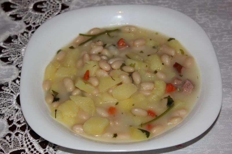 Zupa fasolowa z kiełbasą 