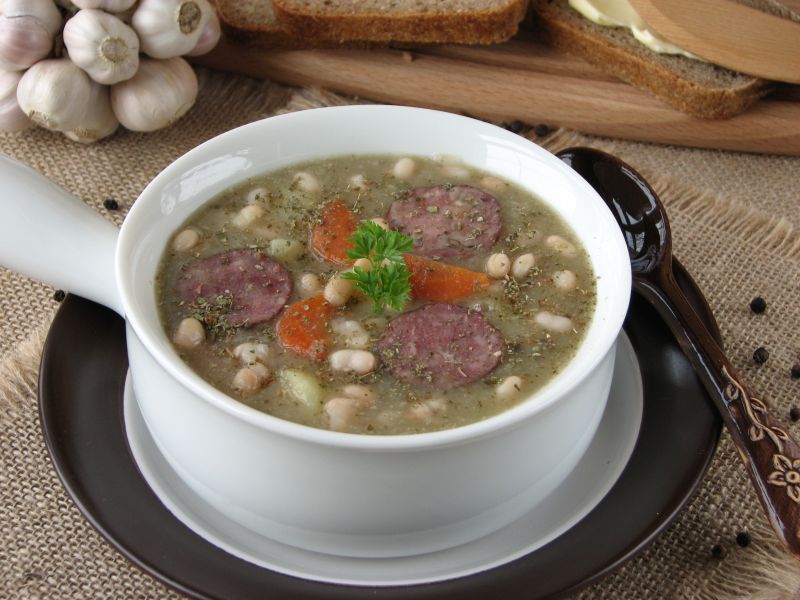 Zupa fasolowa z kiełbasą Zupa fasolowa z kiełbasą
