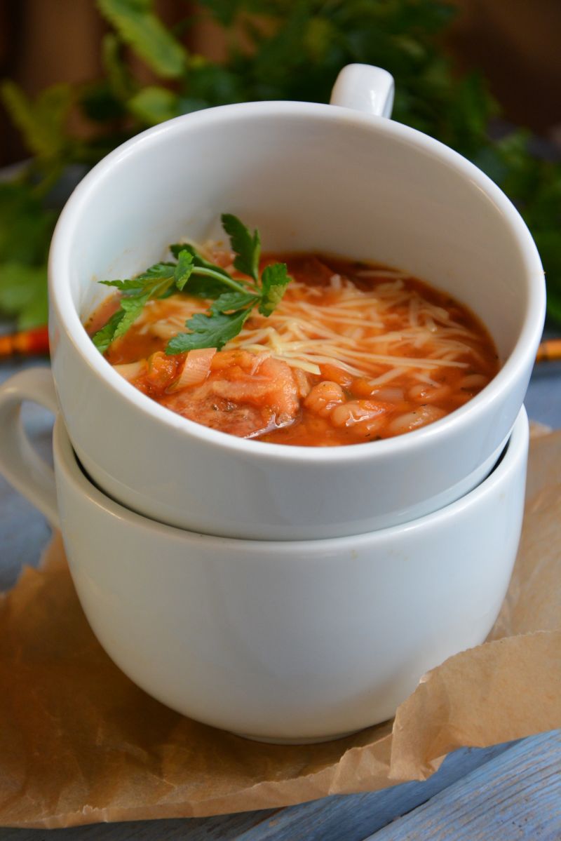 Zupa fasolowa z kiełbasą  Zupa fasolowa z kiełbasą