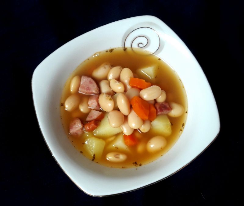 Zupa fasolowa z kiełbasą i ziemniakami