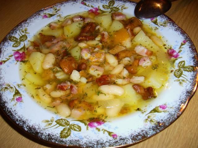  Zupa fasolowa z kurkami i boczkiem 