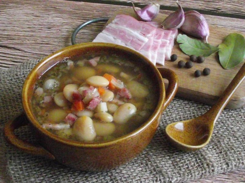 Zupa fasolowa z majerankiem 