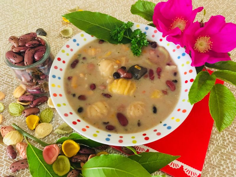 Zupa fasolowa z makaronem arcobaleno Zupa fasolowa z makaronem arcobaleno