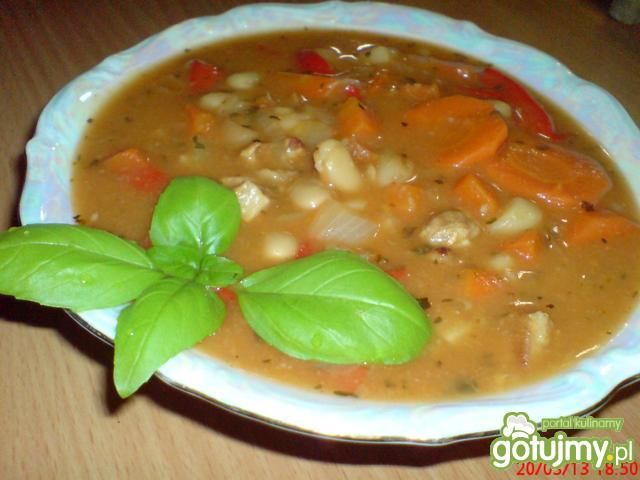 Zupa fasolowa z papryką