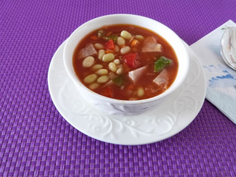 Zupa fasolowa z papryką i kiełbasą 
