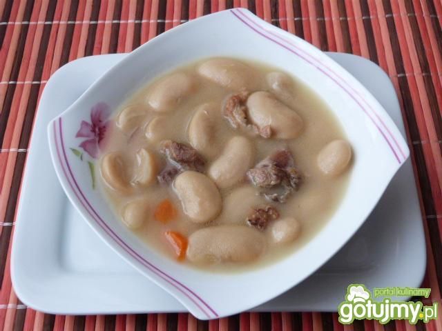 Zupa fasolowa z warzywami na żeberkach