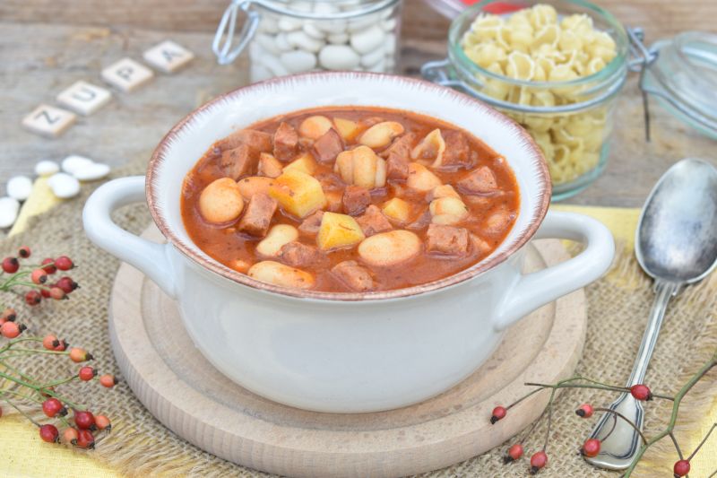Zupa fasolowa z ziemniakami i makaronem