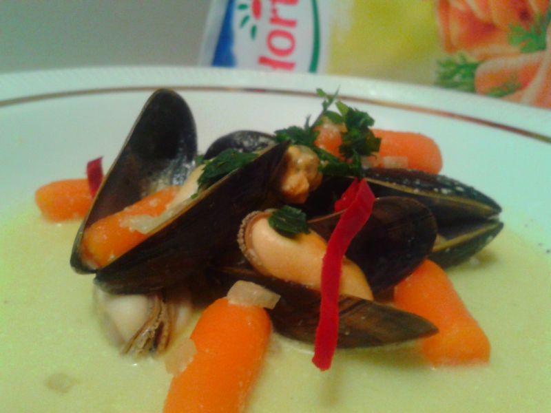 Zupa francuska z mini marchewkami i małżami