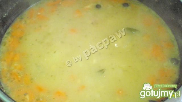 Zupa grochowa na wywarze z golonki