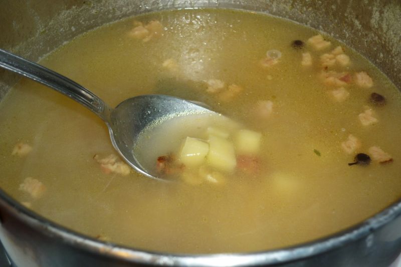Zupa grochowa z boczkiem i natką
