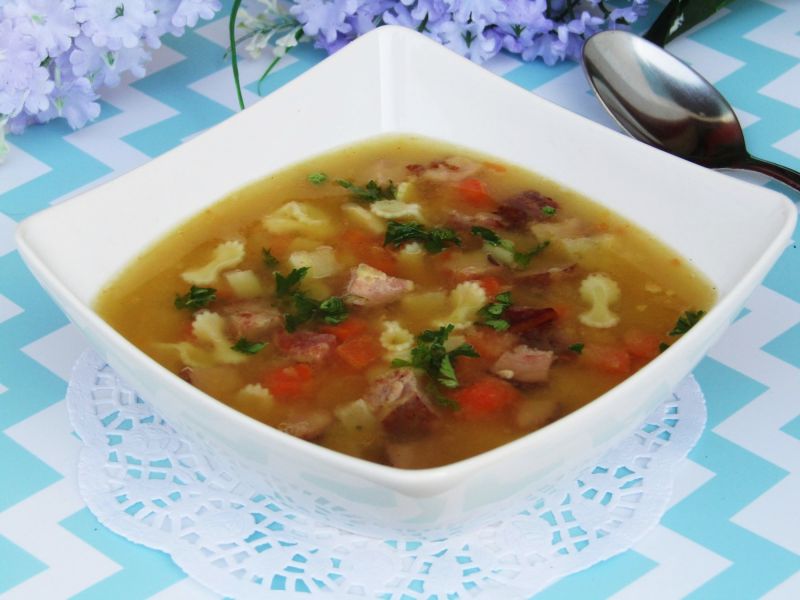 Zupa grochowa z makaronem i wędliną
