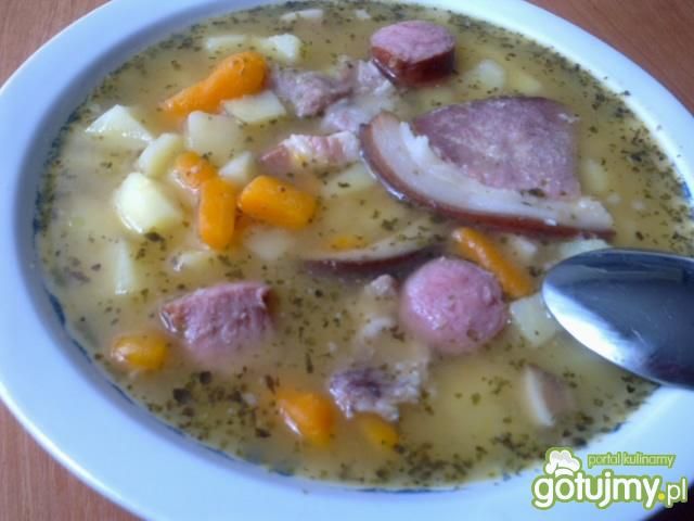 Zupa grochowa z wędzoną szynką  Zupa grochowa z wędzoną szynką