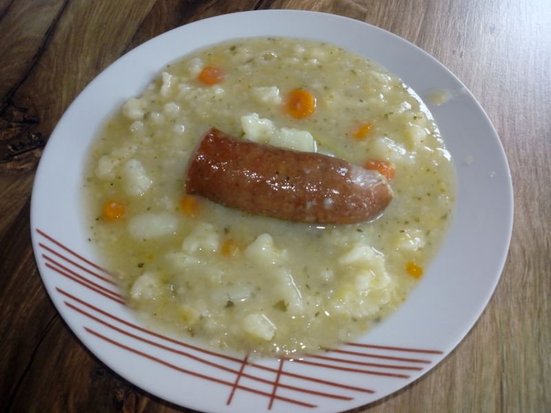 Zupa grochowa z zacierkami na kiełbasie Zupa grochowa z zacierkami na kiełbasie