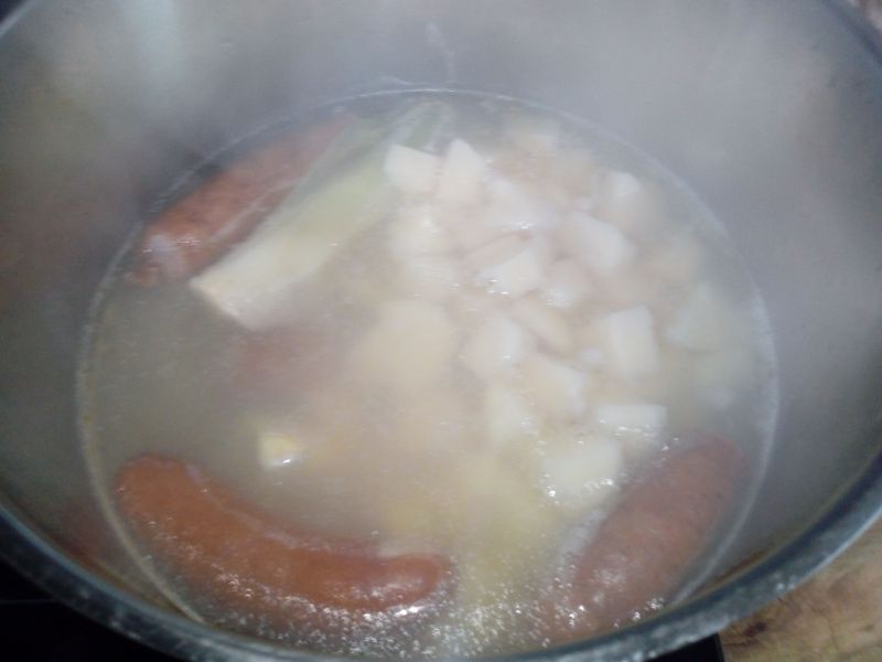 Zupa grochowa z zacierkami na kiełbasie