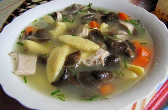 Zupa grzybowa z kluseczkami kukurydziany