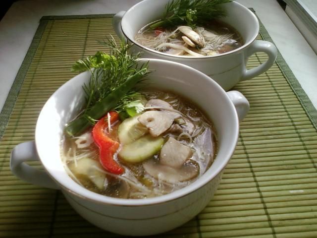 Zupa grzybowa z ogorkiem i makaronem ryż Zupa grzybowa z ogorkiem i makaronem ryż