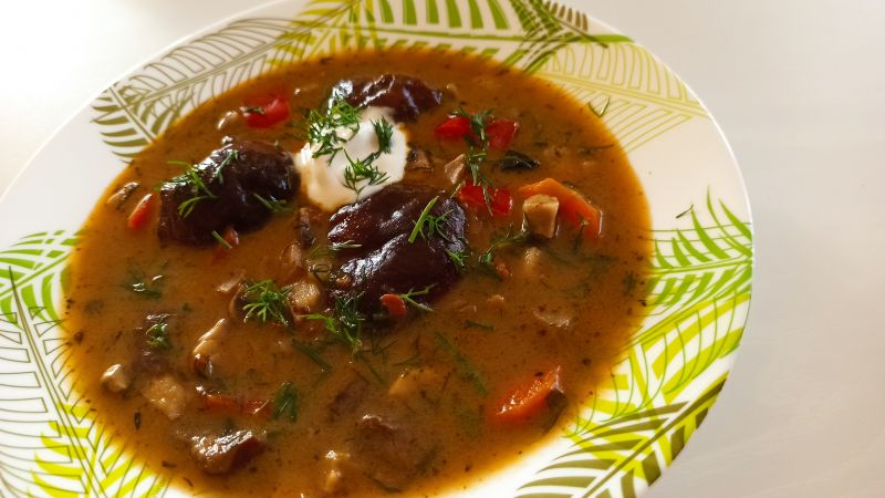 Zupa grzybowa z papryką gotowana z białym winem Zupa grzybowa z papryką gotowana z białym winem