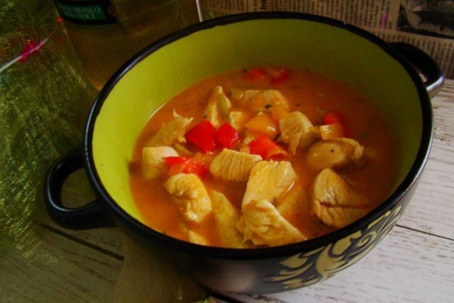 Zupa gulaszowa  na białym winie 