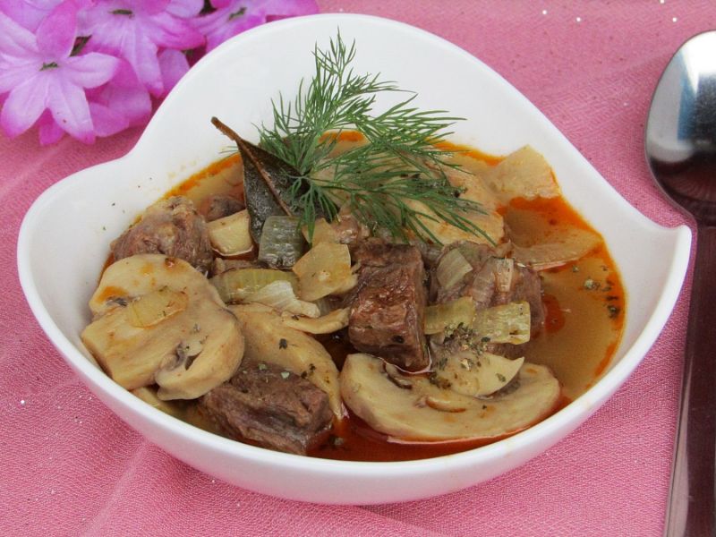 Zupa gulaszowa wołowa z pieczarkami Zupa gulaszowa wołowa z pieczarkami