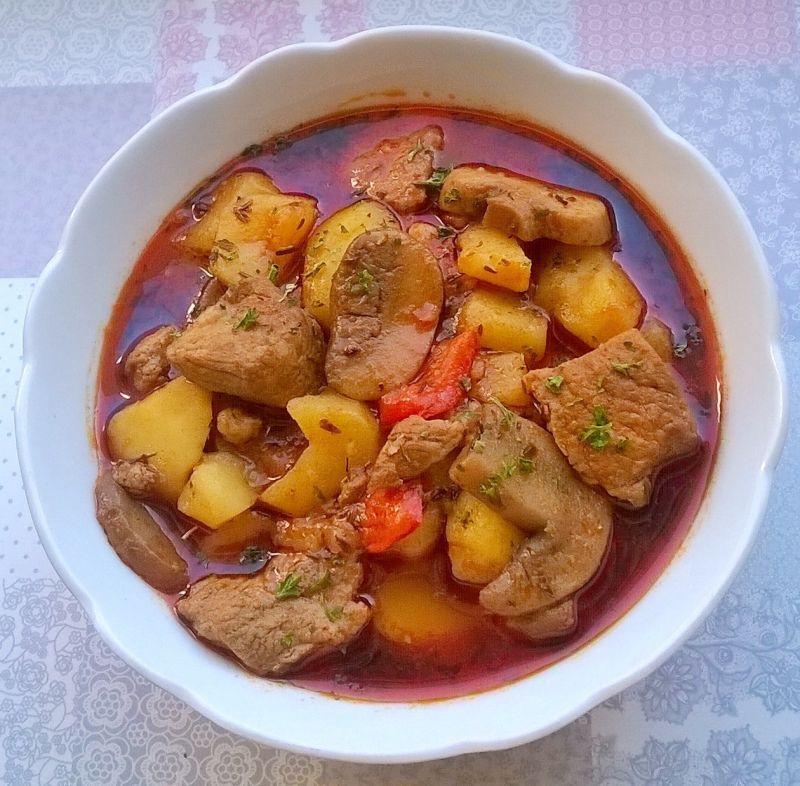 Zupa gulaszowa z brązowymi pieczarkami Zupa gulaszowa z brązowymi pieczarkami