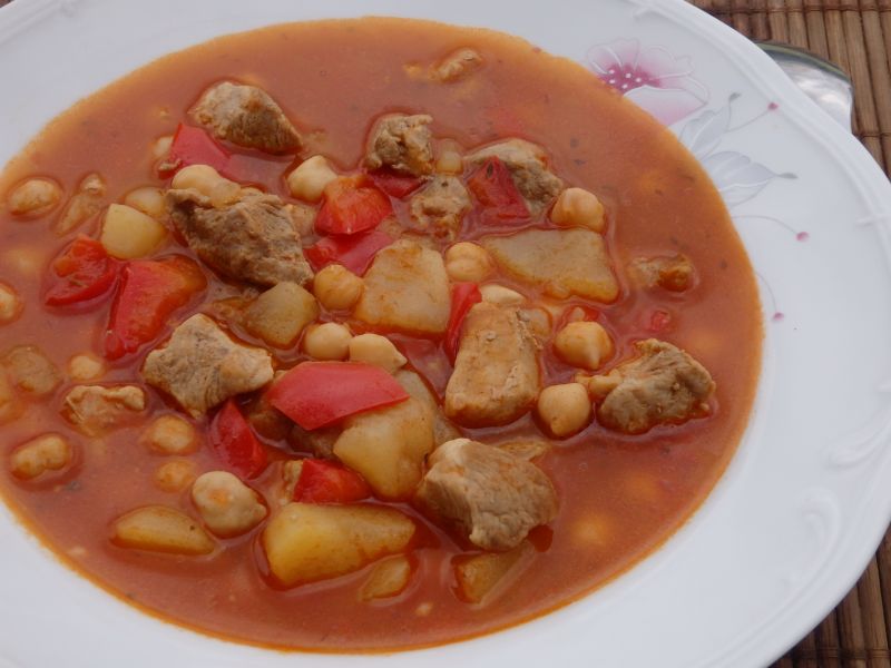 Zupa gulaszowa z cieciorką