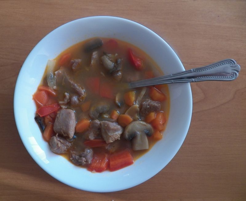 Zupa gulaszowa z dynią i pieczarkami  Zupa gulaszowa z dynią i pieczarkami