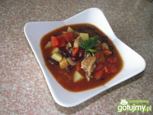 Zupa gulaszowa z fasolą czerwoną