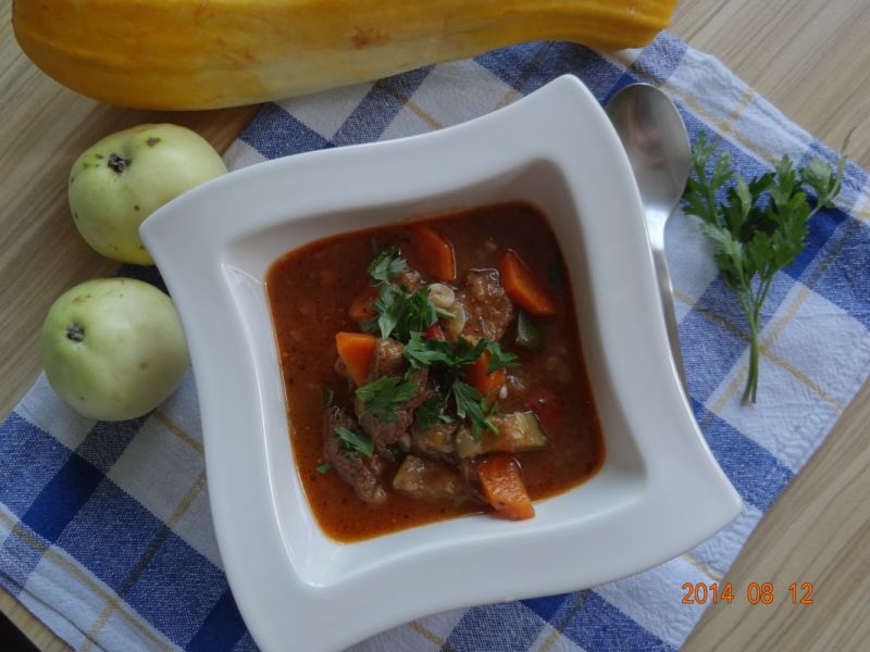 Zupa gulaszowa z jabłkiem, cukinią i całą resztą