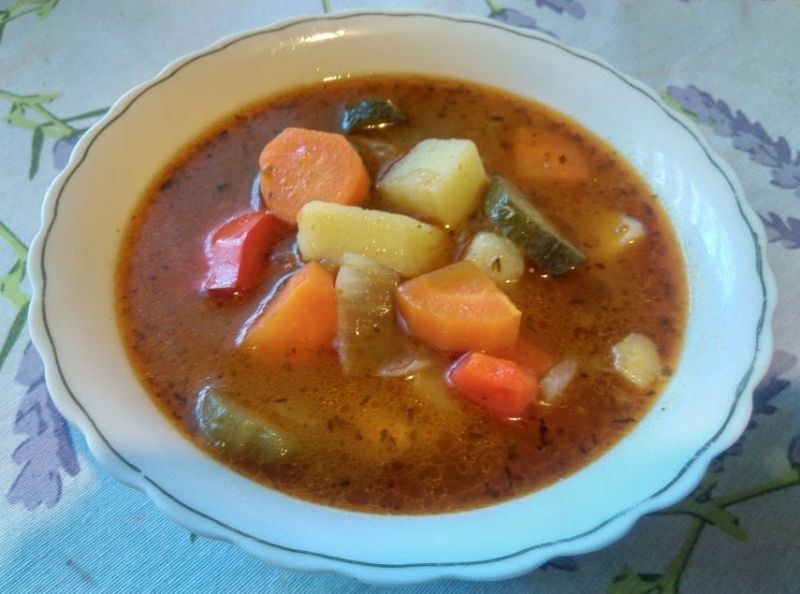 Zupa gulaszowa z kalarepą, papryką i ogórkiem Zupa gulaszowa z kalarepą, papryką i ogórkiem