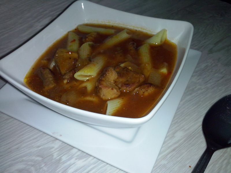 Zupa gulaszowa z makaronem Zupa gulaszowa z makaronem
