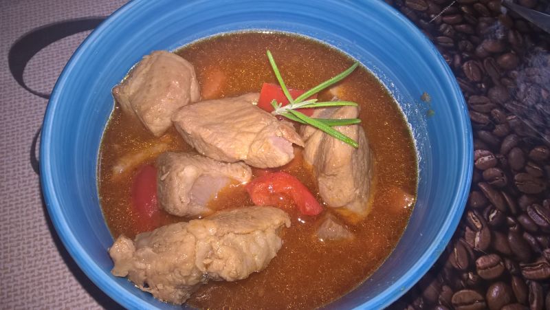 Zupa gulaszowa z papryką i pomidorami