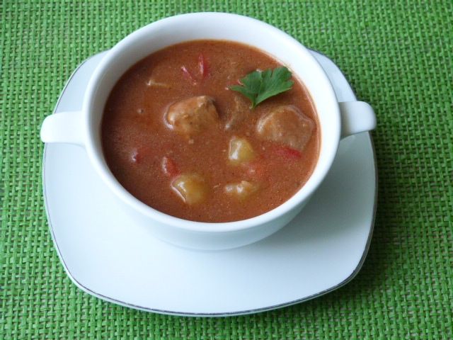 Zupa gulaszowa z papryką i ziemniakami Zupa gulaszowa z papryką i ziemniakami