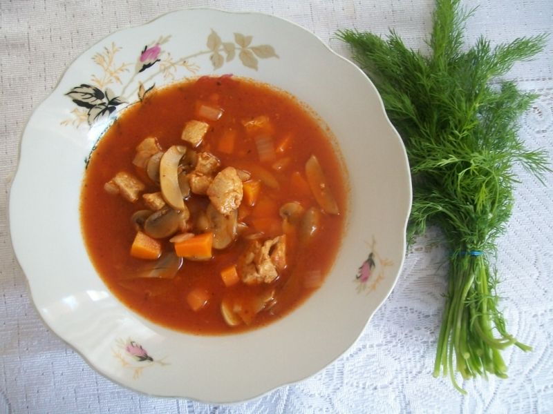 Zupa gulaszowa z pieczarkami