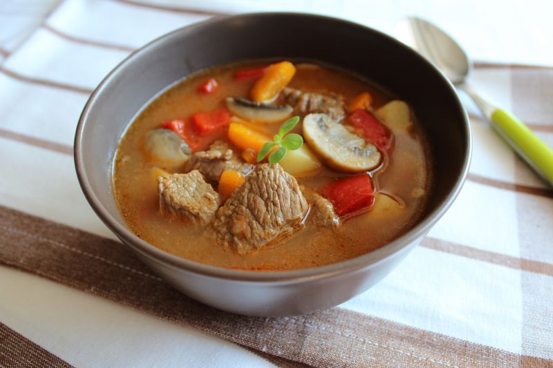 Zupa gulaszowa z pieczarkami 