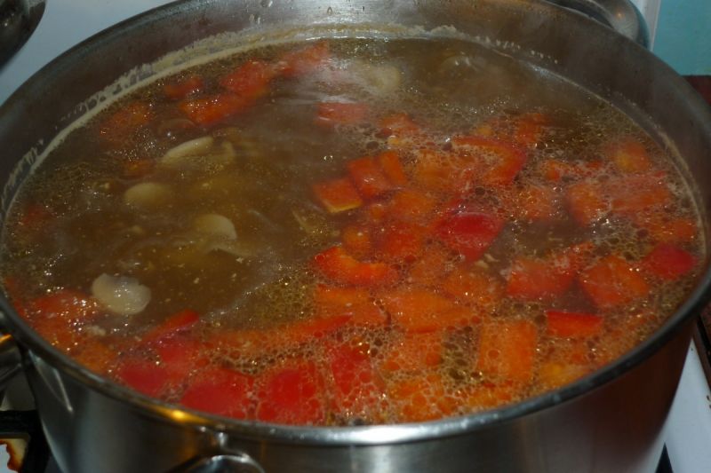 Zupa gulaszowa z pieczarkami i papryką