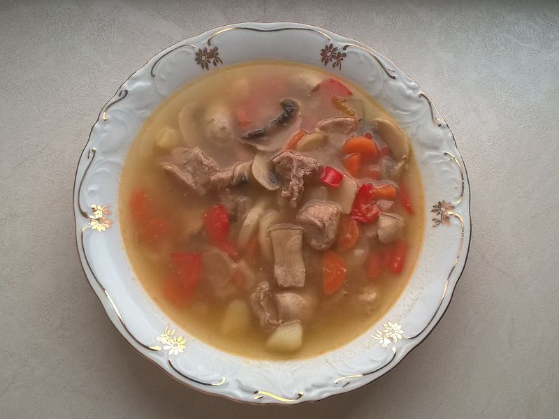 Zupa gulaszowa z pieczarkami i warzywami Zupa gulaszowa z pieczarkami i warzywami